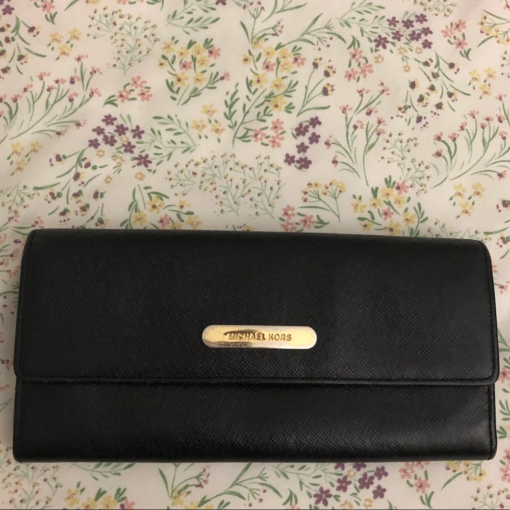 🖤😍Michael Kors Wallet with gold hardware😍🖤